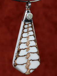 Handgemaakt sieraad van schelp