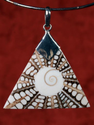 Handgemaakt sieraad van schelp