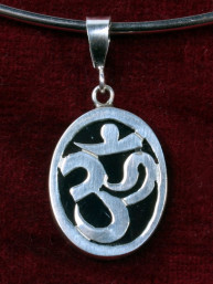 Hanger "Om"  zwarte schelp gevat in zilver