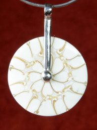 Handgemaakt sieraad van schelp