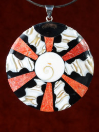 Handgemaakt sieraad van schelp en koraal 57mm