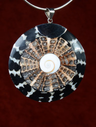 Handgemaakt sieraad van schelp en koraal 57mm