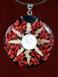 Handgemaakt sieraad van schelp en koraal 52mm