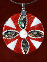 Handgemaakt sieraad van schelp, parelmoer en koraal 52mm