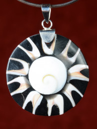 Handgemaakt sieraad van parelmoer en schelp 41mm