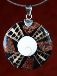 Handgemaakt sieraad van schelp en koraal 41mm