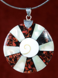 Handgemaakt sieraad van parelmoer en koraal 41mm