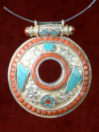 Handgemaakte hanger met turkoois en bamboekoraal