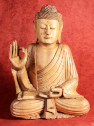 Grote Boeddha in Vitakarka Mudra, gesneden uit een stuk grenen hout