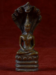 Boeddha miniatuur met Naga. Boeddha voor zaterdag brons