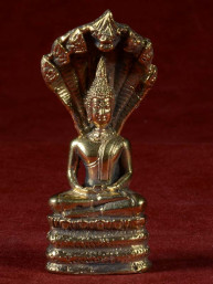 Boeddha miniatuur met Naga. Boeddha voor zaterdag messing