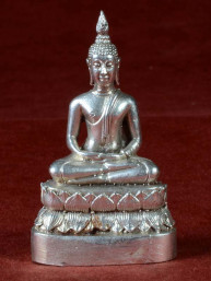 Boeddha miniatuur voor donderdag Boeddha vernikkeld