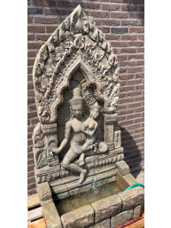 Khmer tuinornament met stromend water Harihara met Boeddha