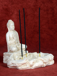 Wierookbrander Boeddha bij vijver