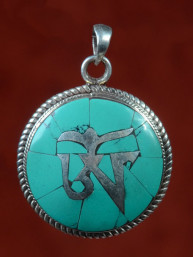 Hanger "Om" ingelegd met turkoois