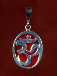 Zilveren hanger met Om teken, ingelegd met rood koraal.