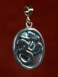 Zilveren hanger met Om teken, ingelegd met parelmoer