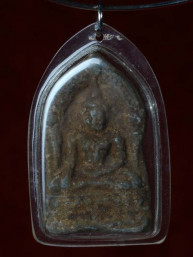 Phra Yod Khun Pon Chinarat amulet met Boeddha