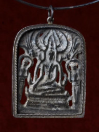 Phra Pru Hnang amulet met Boeddha