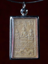 Phra Sing Pon Yue Kaw amulet met Boeddha