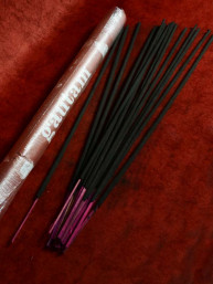 Hand gerolde wierook Gautam extra lang