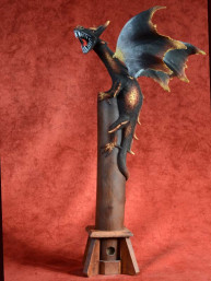 Wierookbrander met gevleugelde draak met bal bruin