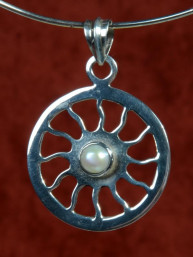 Zilveren hanger in de combinatie van zon (Surya) & Chakra