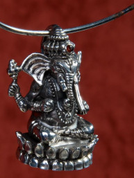 Zilveren hanger van vier armige Ganesha met edelsteentje