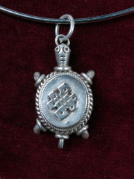 Hanger van een zilveren schildpad als doosje