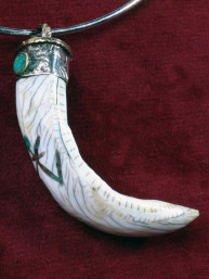 Hanger Schelp met "Om" symbool