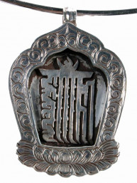 Doosje met Om mani padme hum geschikt als hanger of amulethouder