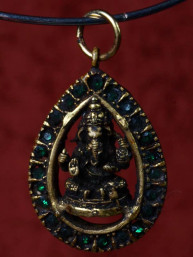 Bronzen hanger van vier armige Ganesha, met groene zirkoontjes