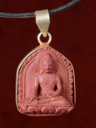 Hanger van Boeddha Bhumiparsa mudra rood speksteen
