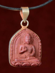 Hanger van Boeddha Abhanga mudra rood speksteen