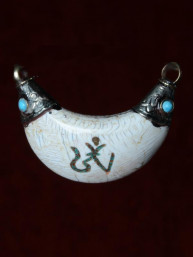 Hanger schelp met afbeelding van "Om" ingelegd met jaspis, turkoois en Pyriet