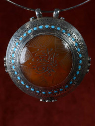 Zilveren hanger met zetting van agaat en turkoois