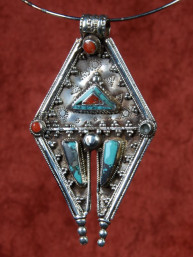 Handgemaakte zilveren hanger met turkoois en jaspis