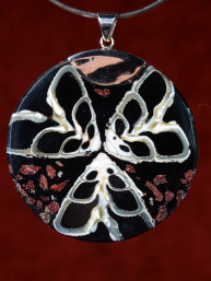 Handgemaakt sieraad van schelp en koraal 57mm