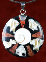 Handgemaakt sieraad van parelmoer en koraal 41mm