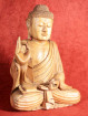 Grote Boeddha in Vitakarka Mudra, gesneden uit een stuk grenen hout