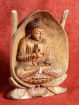 Boeddha in opengewerkte lotus gezeten in Vitakarka mudra