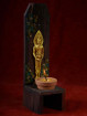 Handgemaakte en beschilderde houten kandelaar met woensdag Boeddha