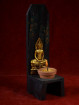 Handgemaakte en beschilderde houten kandelaar met donderdag Boeddha
