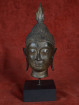 Boeddhahoofd in Ayutthaya-stijl op sokkel, brons