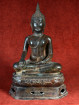 Zittende bronzen Boeddha in Maravijaya-houding