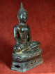 Zittende bronzen Boeddha in Maravijaya-houding