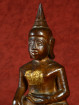 Verguld houten Boeddhabeeld op rode sokkel