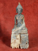 Verweerd houten Boeddhabeeld in Bhumisparsha mudra