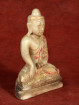 Albasten Boeddha met rood-goud gewaad
