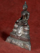 Verzilverd beeldje van Boeddha op lotus troon